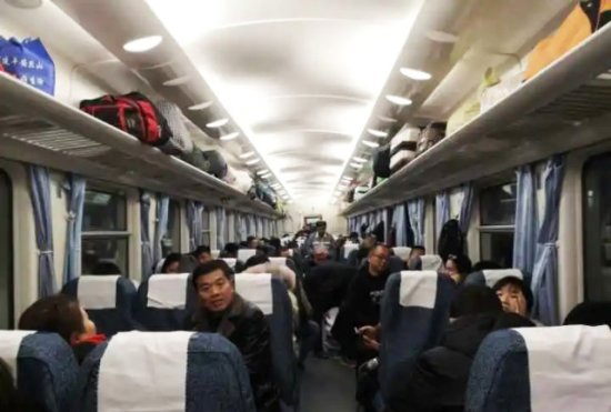 往返北京上海的慢<em>火车</em>，单程19小时票价只需156元，被誉为“...