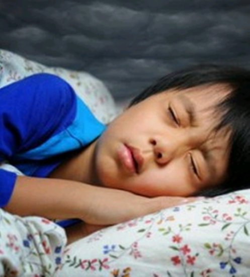 孩子睡觉时爱笑，传说是在梦里学本领？<em>科学的解释</em>带你了解原因
