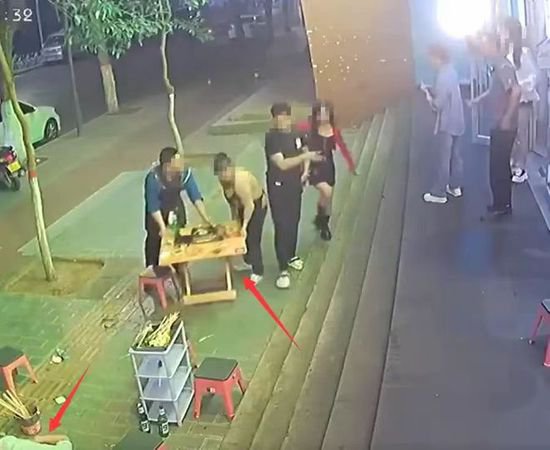 警方通报男子火锅店门前被刺身亡，附上<em>完整视频</em>，原因公开