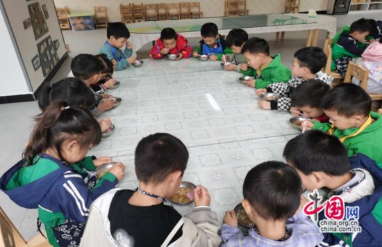 宜宾江安大妙镇中心幼儿园开展“食育”课堂，制作冰糖雪梨汤