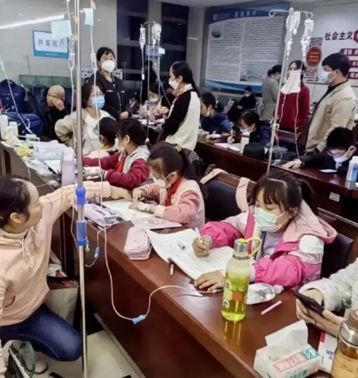 广东某诊所按摩床上一张让人唏嘘的照片流出：病态的父母，绝望...