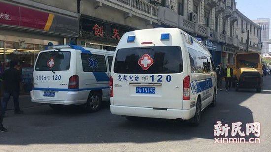 上海/现场待命的救护车。