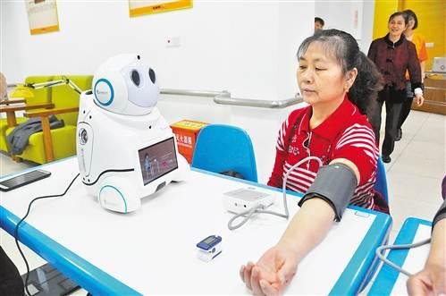 这个机器人<em>专门</em>照顾老年人 能说会<em>唱</em>,还能测量血压血糖、提醒用药...