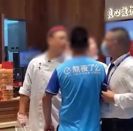 上海一外卖员因衣服不对不能<em>取</em>餐，和甜品店员工对骂还<em>想</em>打架