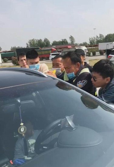 紧急营救！安徽高速公路服务区 一岁男童被锁车内