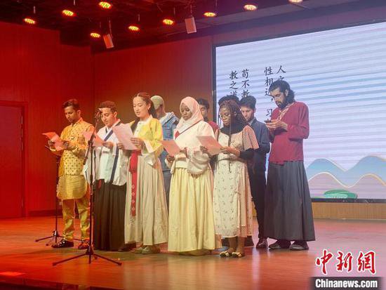 古诗词<em>朗诵</em>、传统服装走秀 在晋留学生共度“国际中文日”