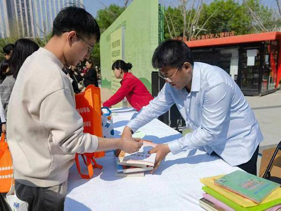 “悦读阅爱”图书捐赠公益活动在郑举行