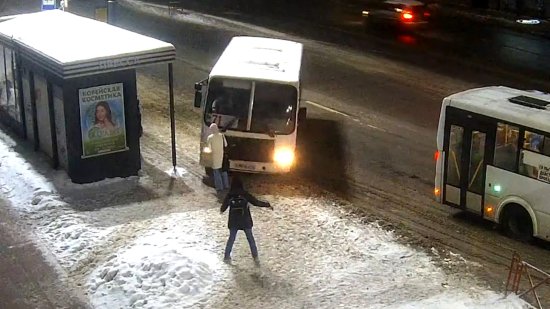 俄罗斯一辆<em>公交车</em>在结冰道路上打滑失控 撞倒<em>等</em>车女子