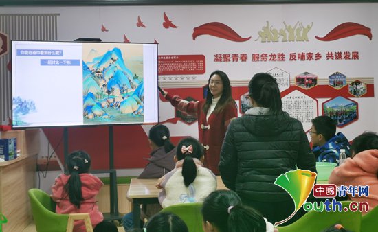 华工研支团在广西龙胜带领孩子开展水彩小课堂
