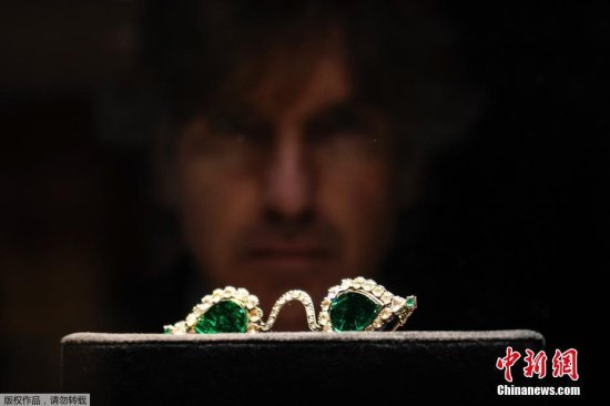 英拍卖钻石镶框祖母绿眼镜 估价<em>百万英镑</em>