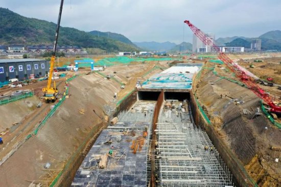 青山湖湖底隧道主体结构完成，预计年底具备通车条件！