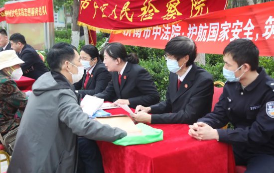 济南市中法院开展全民国家安全教育日普法宣传活动