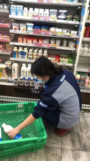 她一个人在上海<em>便利店</em>住了23天 只为继续<em>给</em>周边居民提供物资