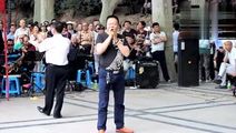 帅哥 郑州/郑州公园一帅哥翻唱经典歌曲《两只蝴蝶》引来不少人驻足围观