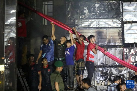 <em>孟加拉国首都</em>一建筑发生火灾至少43人死亡