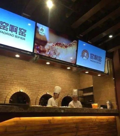 北京一餐馆8家分店倒闭7家，员工剩三人、欠薪近一年，老板失联