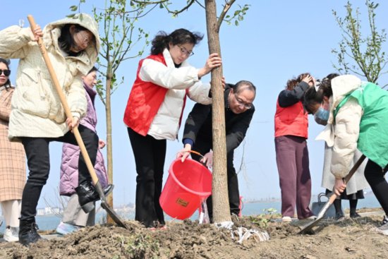 兴化市中堡镇开展“绿意盎然 共筑未来”植树节志愿服务活动