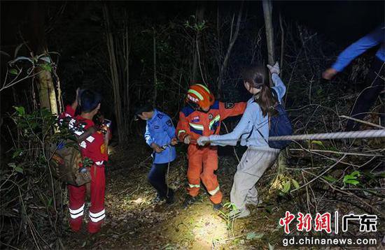 4名“驴友”被困深山，清远消防紧急救援