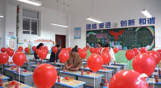 日照岚山：教师、家长一起布置暖心教室、准备开学“礼物”