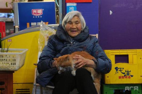 重庆一火锅店来了位87岁的服务员 还有一只身兼多职的“招财猫”