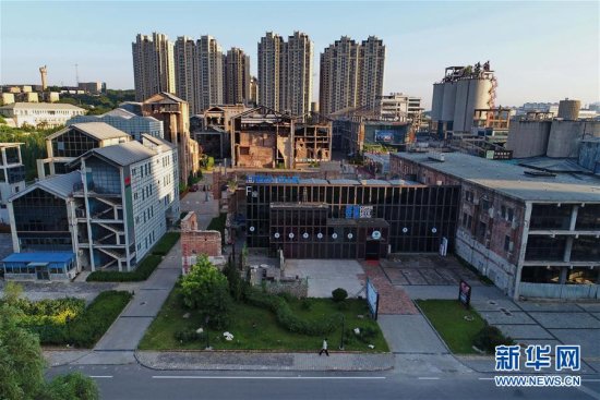 唐山/9月12日，游客在唐山市启新水泥工业博物馆观光。