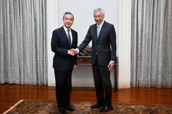新加坡总理<em>李显龙</em>会见王毅