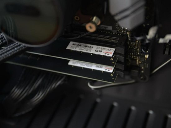 <em>拼多多上的</em>纯国产内存，雷赤DDR4 3000 8G内存超频