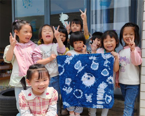 龙南市临塘乡中心幼儿园开展扎染主题活动