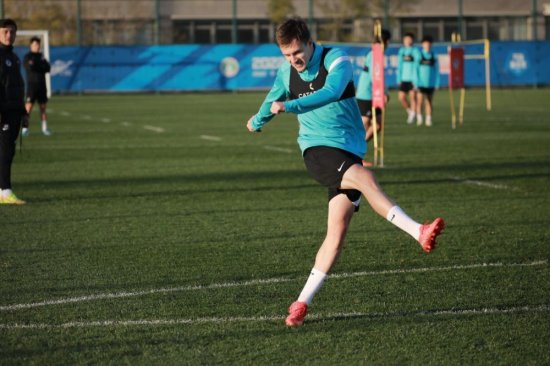 大连人官方发布训练照，博桑季奇时隔1个月后伤愈参加有球训练
