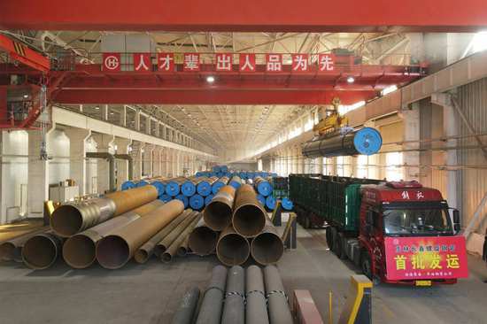 河北青县：华油钢管生产忙