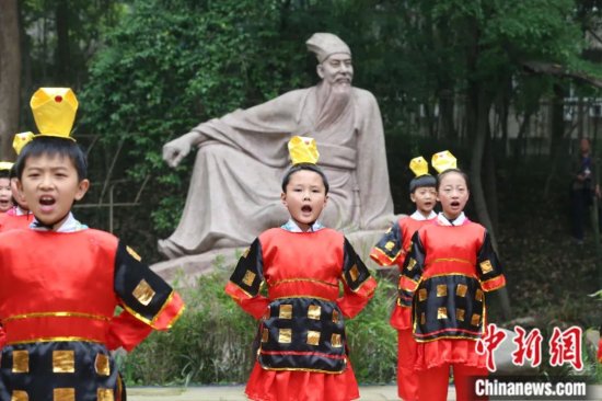 东西问 ｜ 苏东坡的“活法”，显现了中华文化怎样的底色？