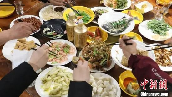 刚过立冬，杭州不少<em>饭店的</em>年夜饭就已“一桌难求”…