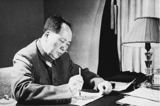 毛泽东写信邀请蒋介石回大陆，蒋读了半小时，以四<em>字</em>回应送信人