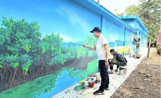 海口美兰区：彩绘破损墙体提升乡村“颜值”