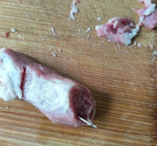 宜宾一女子在超市<em>买的新鲜</em>猪肉里，竟发现2厘米长的针头！