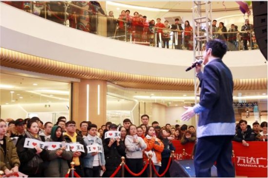 歌手王晰赴乌鲁木齐签售 异域粉丝热情高涨