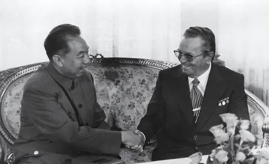 1978年，华国锋访问南斯拉夫，意外曝光其抽烟照，举世罕见！
