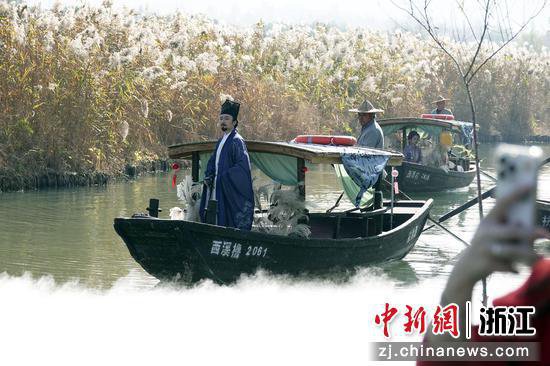 水上吟诗会亮相杭州西溪 还原历史人物呈现诗词文化