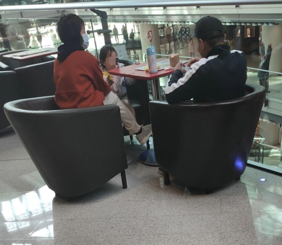 记者走访京城多家<em>商场</em>发现——中庭护栏旁边放椅子，悬！