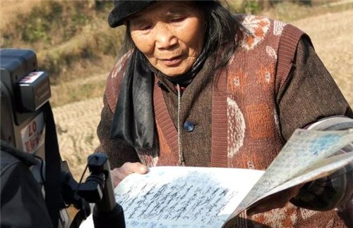 湖南农妇自创文字，20年写下百万<em>字</em>，专家称：为博取眼球没有...