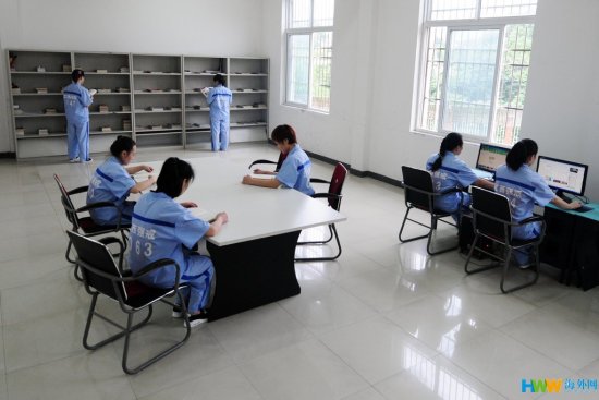 戒毒所 强制隔离 走进/图为戒毒人员正在九江市第一强制隔离戒毒所上网、看书。