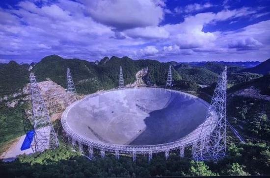 中国 南仁东/2016年9月25日年竣工的500米口径球面射电望远镜FAST。