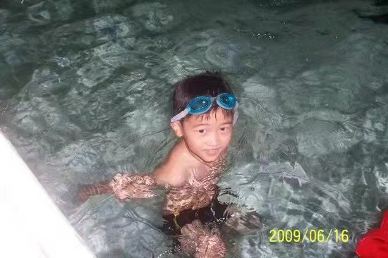 那个爱游泳的小男孩，成了真正的“飞鱼”