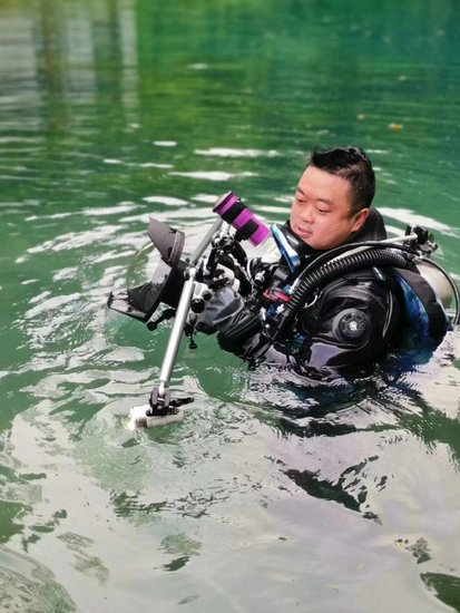 央视《生命长江》开播 贵州摄影师<em>杨嘉的</em>水下“遇见”