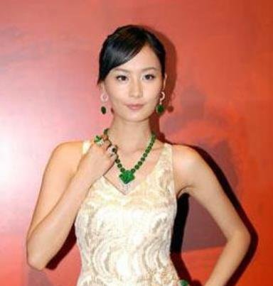 曾被称为TVB新四花旦之一的她，佩戴千万级别翡翠脱颖而出！