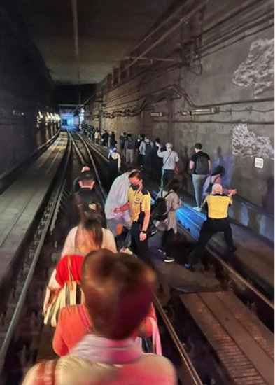 港媒：港<em>铁</em>将军澳线发生列车事故，1500人沿隧道离开