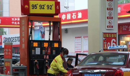 油价“跌跌不休”？全球油价一晚上下跌12%，车主们欢呼雀跃！