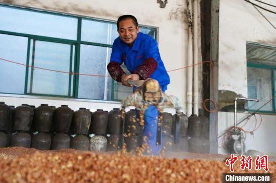 阵阵醇香传百年 杭州下沙大麦烧守护“舌尖上的年味”