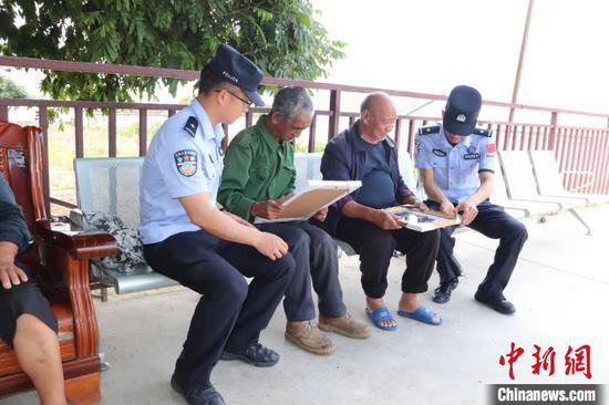 云南保山：戍边民警连续十年为辖区敬老院老人免费拍照