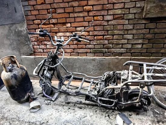 北京东<em>辛店村</em>4死5伤火灾现场：电动自行车烧得只剩车架